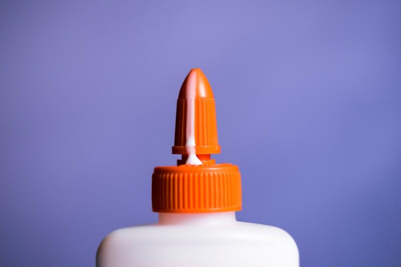 Hout op plastic lijmen voor een duurzame verbinding This photo is part of a series of photos I made to explore my identity and sexuality as a gay man as well as to reflect on gay culture as a whole through the use of everyday objects.