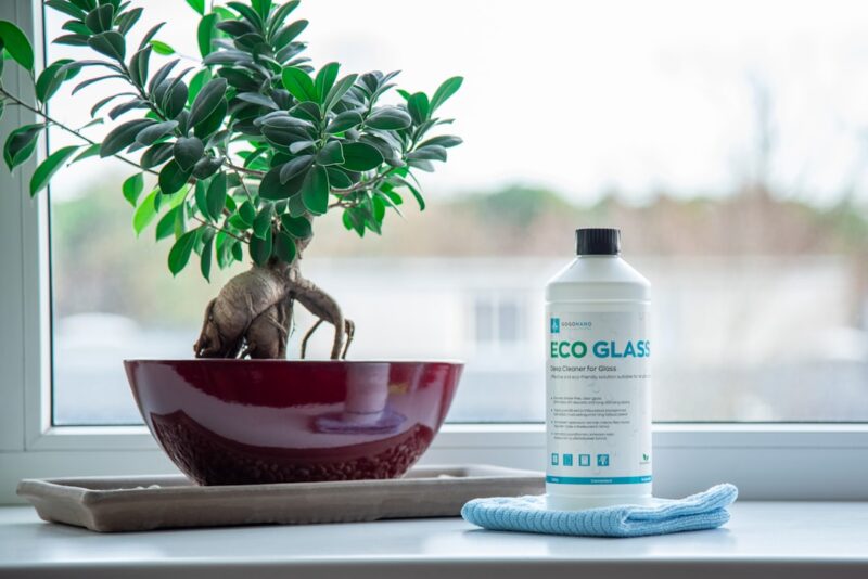 Kit verwijderen van glas stap voor stap voor waterdichte afdichting Advanced EcoGlass Window Cleaner for regular deep cleaning and protection of glass surfaces. Provides a streak-free, like-new appearance by removing dirt build-up and long-standing stains from both interior and exterior glass, old or new. Safe for people, materials and the environment. Product - https://www.gogonano.com/product/advanced-window-cleaner-1l/?lang=en