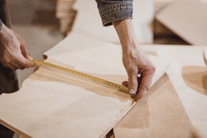 Werkelijke afmetingen van 2 by 4 wood in cm uitgelegd