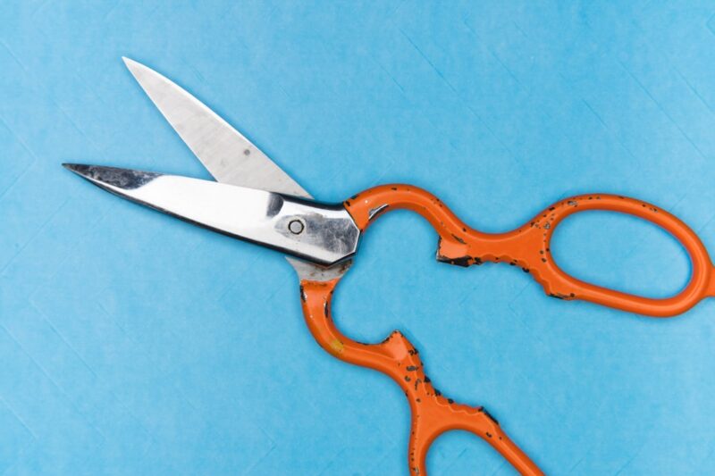 Blikschaar links of rechts kiezen voor precisiewerk in metaal