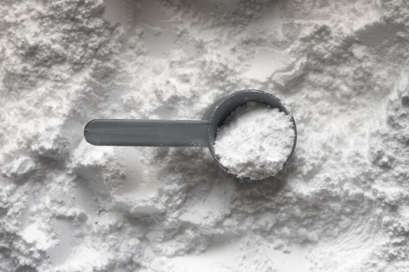 Hoe lang blijft behanglijm goed bij juiste opslag en tips One scoop of white creatine monohydrate powder. A sports supplement that is well studied and researched within the health and fitness industry, it helps to increase strength, muscle mass and endurance.