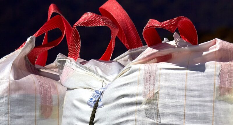 Ongebluste kalk kopen voor krachtige binding in bouw en landbouw Transporting Mussels from Chiloé/Transporte de Choritos desde Chiloé. A close-up shot of thick fabric bags with red handles carrying mussels from Chiloé to the mainland. These bags are often placed on platforms on trucks traveling through the roads of Chiloé.---Una toma cerrada de bolsas de tela gruesa con asas rojas, donde se transportan choritos desde Chiloé al continente. Estas bolsas suelen ir sobre plataformas de camiones que transitan por las vías de Chiloé.