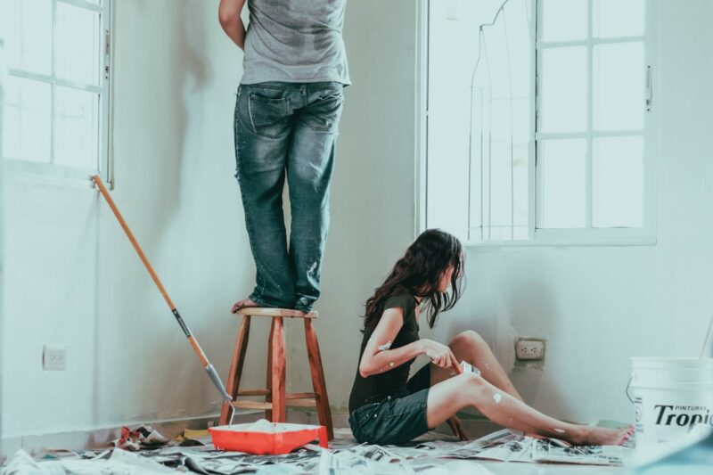 Klussen voor vrouwen beginnen met deze toegankelijke doe-het-zelfcursussen Pareja pintando su nuevo hogar.