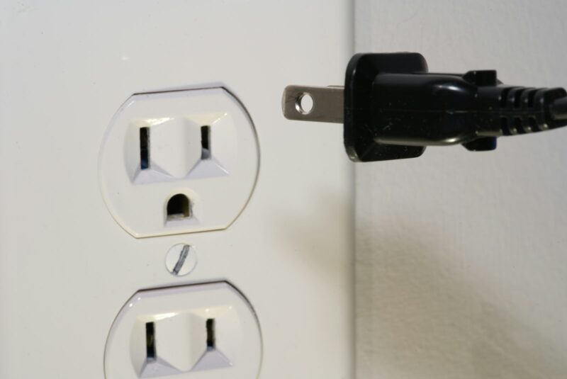 Detail van elektra-installatie met stopcontact en bekabeling