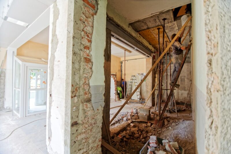 Energiezuinige verbouwing plannen met je architect voor duurzaam wonen I entered once in one building that is renovating and I noticed the contrast between renovated part of the building and the part that is not finished yet. And there it is: two different worlds on one place.