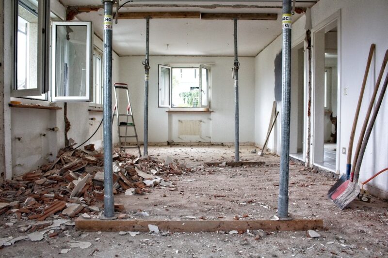 Verbouwing in huis met bouwmateriaal, voorbereiding voor isolatie