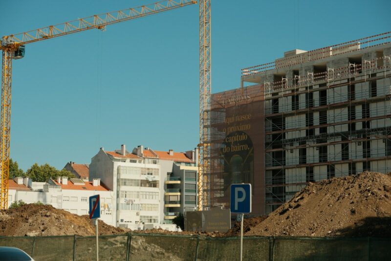 Vijftig punten om sneller te bouwen: wat merkt de verbouwer Bouwplaats met steigers en een kraan bij woningen in aanbouw