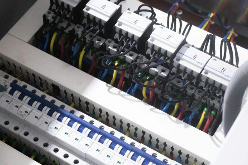 Groepenkast vervangen: wanneer het nodig is en wat het kost Open groepenkast met automaten en aardlekschakelaars in een meterkast