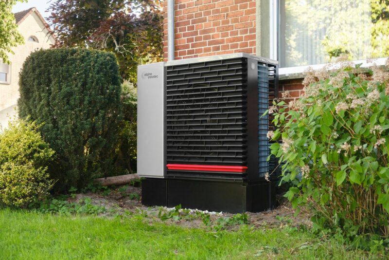 Stroom deze maand dubbel zo duur: wat je warmtepomp of elektrische boiler kost Buitenunit van een warmtepomp tegen de gevel van een woning