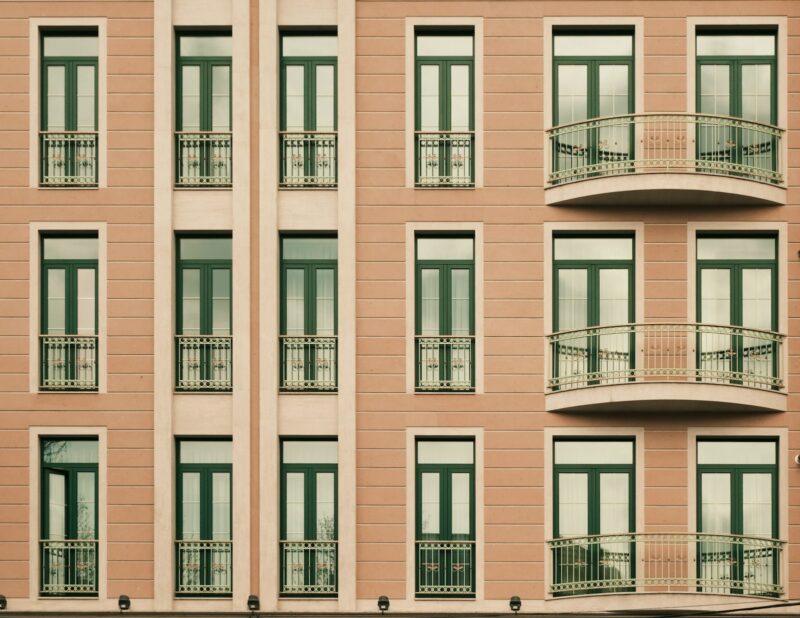 Verbouwen in een VvE: wat de meerderheid mag en wat niet Galerij van een appartementencomplex met voordeuren