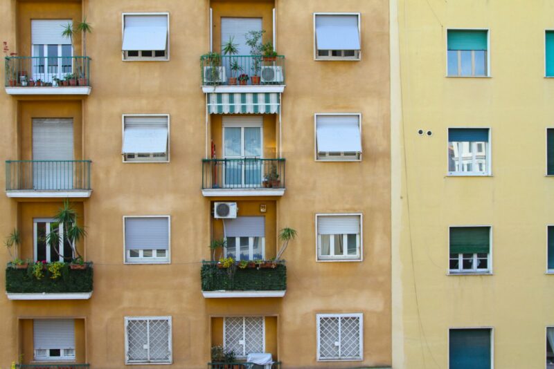 Verduurzamen met subsidie groeit hard, maar VvE’s blijven achter Appartementengebouw met balkons waar de gevel wordt geïsoleerd