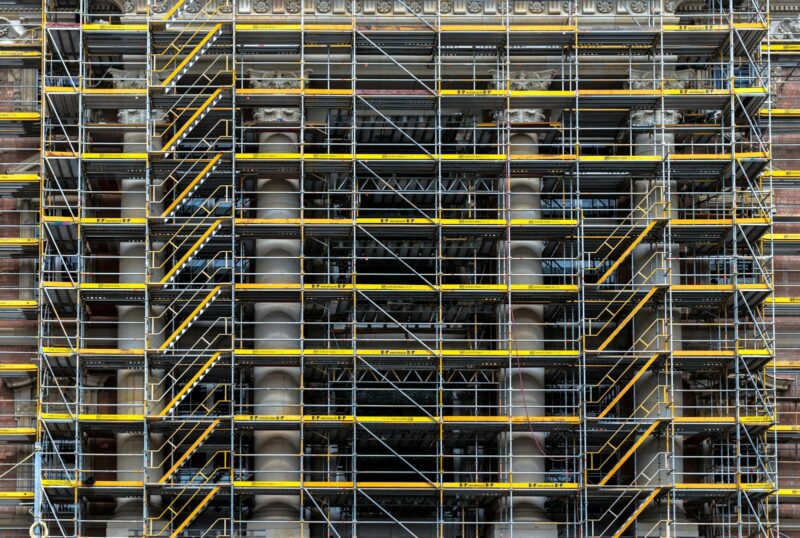 VvE-lening van het Warmtefonds geldt nu ook voor onderhoud: zo werkt het Appartementengebouw met steigers langs de gevel tijdens onderhoud