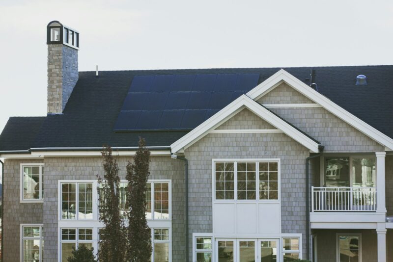 Zonnepanelen leggen in 2026: waarom de groei stokt en of het nog loont Zonnepanelen op een pannendak van een woonhuis