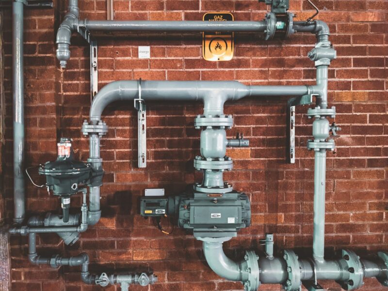 Verplicht meer groen gas in je leiding: wat het betekent voor wie nog op gas zit Cv-ketel en gasleidingen aan de muur van een bijkeuken