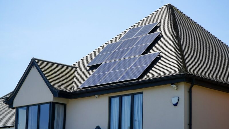Energie delen met je buren: waarom het stroef loopt en wat je nu al kunt Rijtjeshuizen met zonnepanelen op aangrenzende daken