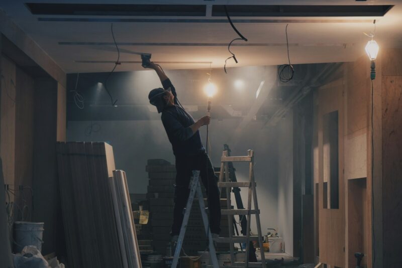Faalkosten bij je verbouwing: zo voorkom je dure fouten met je aannemer Verbouwing met open plafond, ventilatiekanalen en leidingen