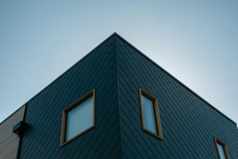 Gevelbekleding van vezelcement: wat het kost aan onderhoud en waar het past Gevel van een woning met lichte horizontale gevelbekleding