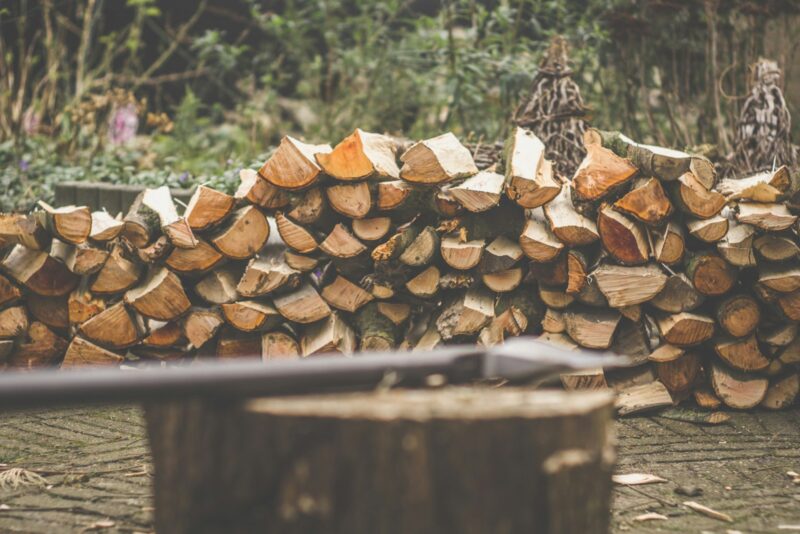 Veilig werken met een kettingzaag: waar je op let, ook als je ouder wordt Kettingzaag op een stapel gezaagde stammen in de tuin