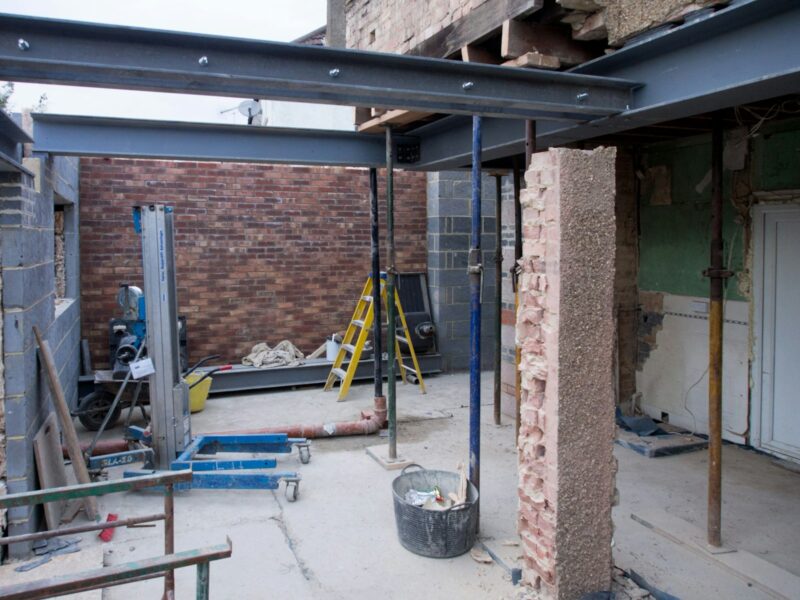 Minder staal en beton in je verbouwing: wat slim construeren je oplevert Stalen balk in een woning tijdens een verbouwing