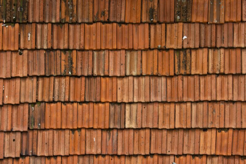Stormschade aan je dak na Boelo: wat je zelf doet en wat de verzekeraar betaalt Dak met verschoven en gebroken dakpannen na een storm