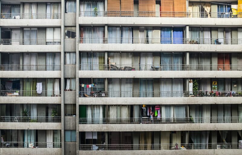 Moet een VvE-bestuurder betaald worden? Wat de discussie voor jouw VvE betekent Appartementencomplex met balkons en een galerij, het soort gebouw waar een VvE voor groot onderhoud zorgt