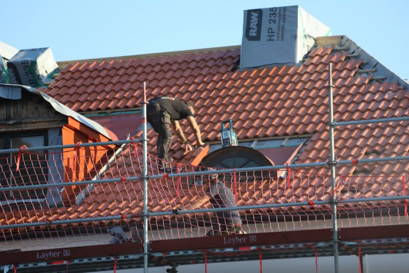 Woning splitsen of optoppen: wat het pleidooi voor passend wonen betekent Rijtjeshuizen met een extra verdieping in aanbouw op het dak