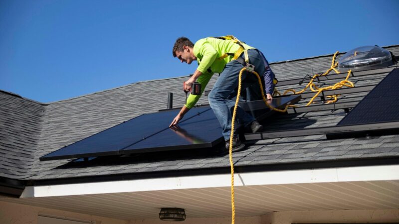 Zonnepanelen collectief inkopen nu salderen stopt: wanneer het nog loont Zwarte zonnepanelen op een pannendak van een woonhuis